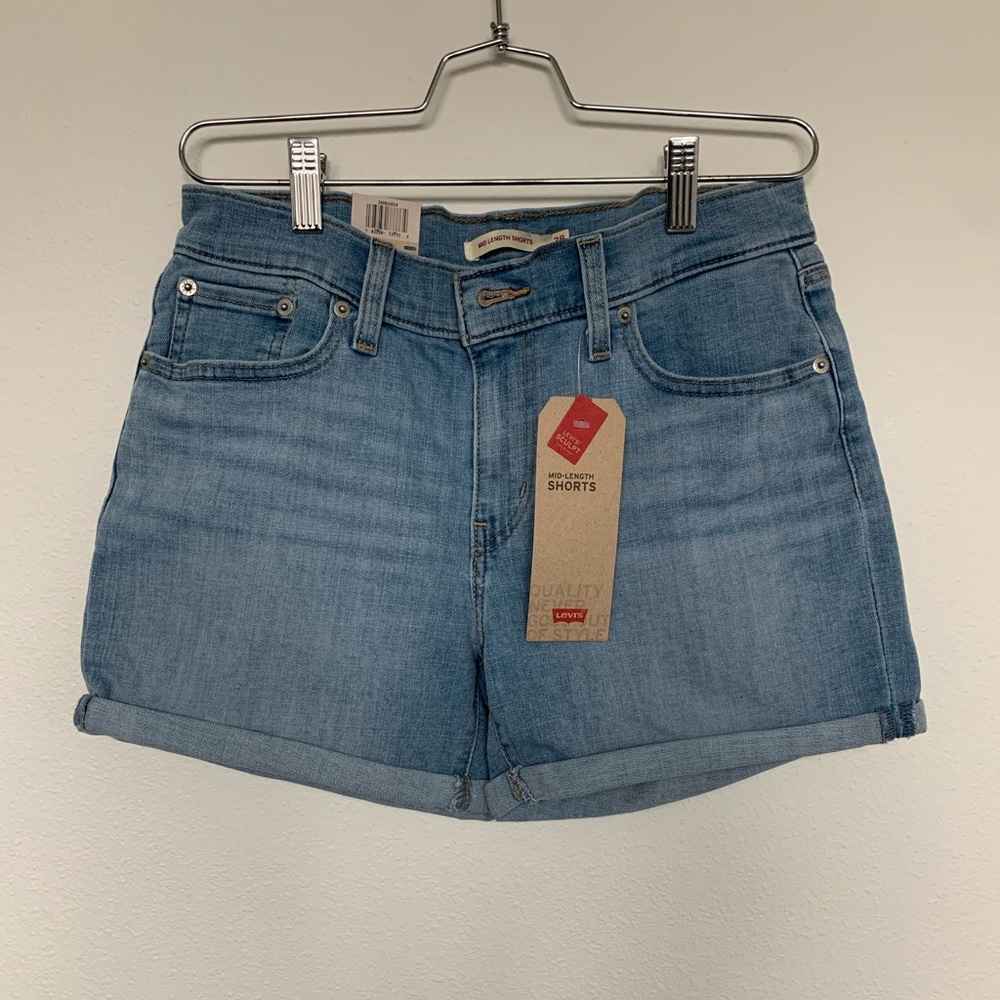 Levi’s NWT mid length shorts